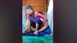 တောသူချာတိတ်မလေးကို ဆွဲနေတာ
