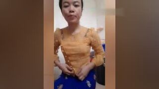 ရေချိုးရင်းဘော်ဒီပြတဲ့ဆော်ကြီး
