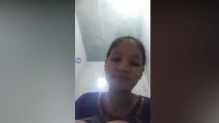အိမ်သာထဲသွားပြီးပိပိပြတဲ့မြန်မာမလေး