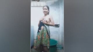 အပျိုပေါက်စလေးဆိုတော့ ရှက်တာပေါ့..