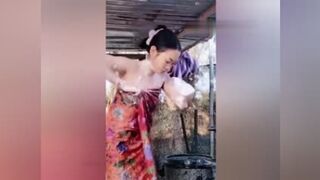 ရေချိုးကိုယ်တိုင်ရိုက်လေးတဖြတ်