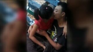 ဒါကငါးရံ့ခေါင်းနှိုက်နေတာလေး