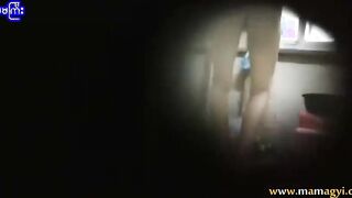 ဖင်ကိတ်အောင်ထိုင်ထလုပ်နေတဲ့ဘေးအခန်းကစော်လေး