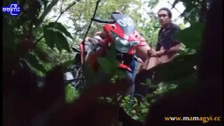 ဆိုင်ကယ်ကြီးနဲ့တောထဲလာပြီးလိုးတဲ့အတွဲ