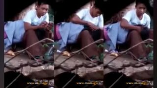 မသိရင် အနေအထားက ဖုန်းပွတ်နေတယ်ပေါ့..