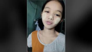 မြန်မာအငုံးလေး ပိပိလေးက လက်နှစ်လုံး